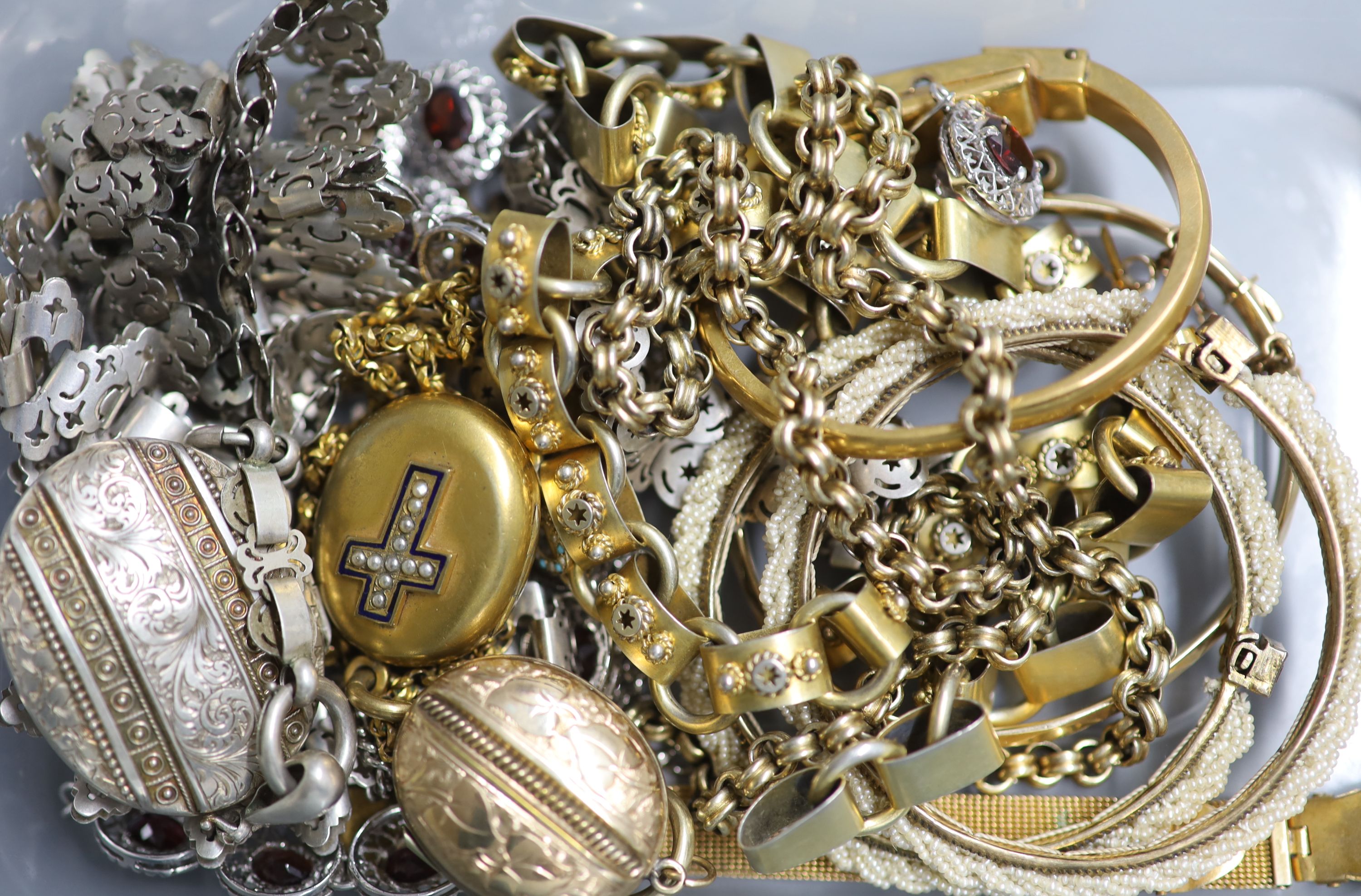 Mixed jewellery including Victorian gilt metal lockets, white metal necklace, Victorian silver locket etc.